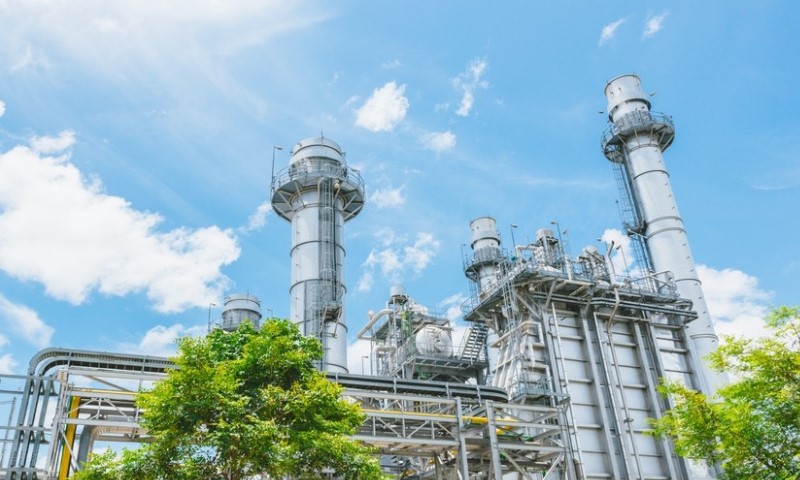 Zeleno drveće ispred velike elektrane