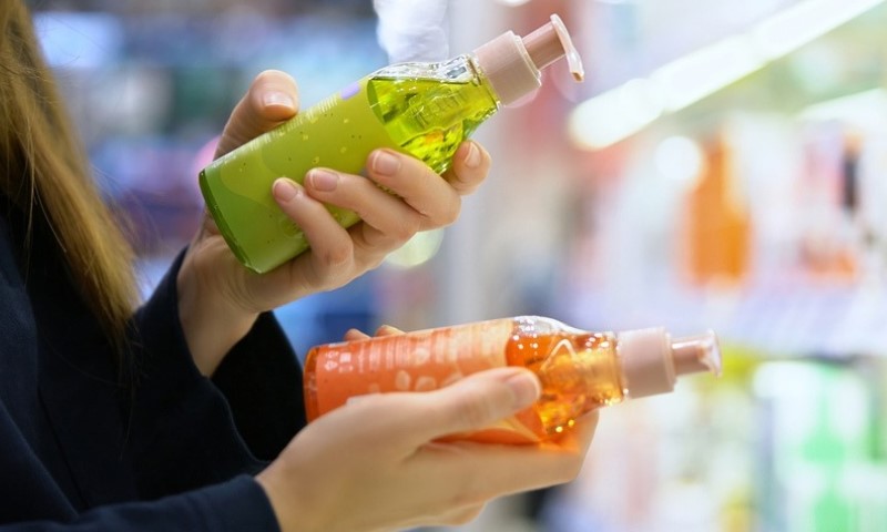 Krupni plan ženskih ruku koje drže kozmetičke proizvode