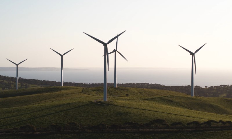 Vetrenjače okružene zelenim pejzažem