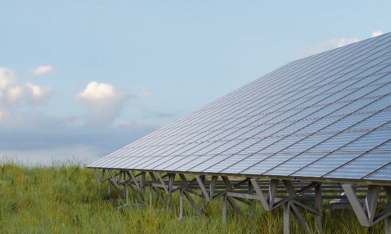 Solarni paneli postavljeni na travnatoj površini